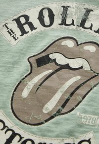 Next ROLLING STONES SHORT SLEEVE - REGULAR FIT - Triko s potiskem - mineral blue
