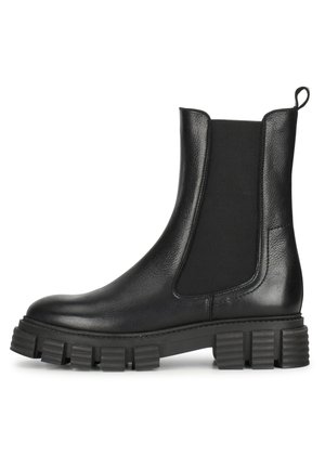 Bottine en cuir noir avec semelle épaisse à crampons, panneaux latéraux élastiques et languette à l'arrière pour un enfilage facile.