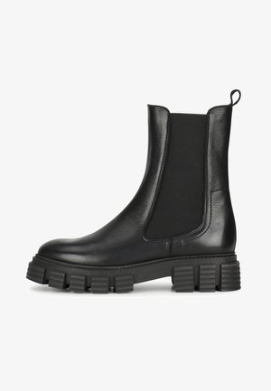 Bottine en cuir noir avec semelle épaisse à crampons, panneaux latéraux élastiques et languette à l'arrière pour un enfilage facile.