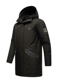 Melna parkas jakas ar kapuci, ar rāvējslēdzēju priekšpusē un divām sānu kabatām. Iezīmējas ar teksturētu audumu, logotipu uz krūtīm un uzšuvumu uz piedurknes.