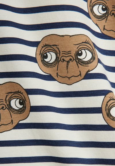 Kokvilnas audums ar horizontālām tumši zilo un baltu svītru, uz kura redzami karikatūru stila brūni svešzemju seji ar lielām acīm un izteiksmīgām sejas izteiksmēm.