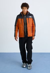 The North Face LIMBARA LIGHT SYNTH HOODIE - Ελαφρύ μπουφάν - earthen copper