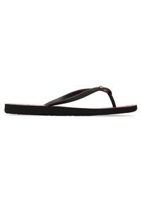 Sort gummistrop sandal med en tekstureret rem og flad sål, der har en glat fodseng og minimalistisk design.