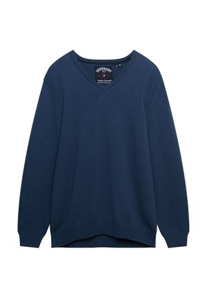 Middengrijs gebreide trui met V-hals, lange mouwen, geribde manchetten en onderrand, met een subtiele textuur en merklabel in de kraag.