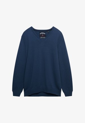 Middengrijs gebreide trui met V-hals, lange mouwen, geribde manchetten en onderrand, met een subtiele textuur en merklabel in de kraag.