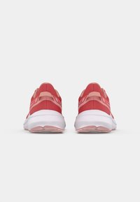 Chaussures de sport rouges avec un dessus en maille respirante, des accents roses, une semelle intermédiaire blanche et une semelle extérieure en caoutchouc texturé, vues de l'arrière.