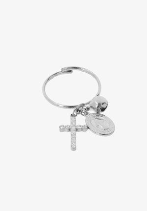 Llavero de plata con tres colgantes: una cruz adornada con piedras de strass, una medalla redonda con figura en relieve y una campana lisa.