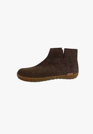 Brune filts ankelstøvle med rund tå, en delt design ved toppen og en tan gummisål. Overdelen har en blød, struktureret overflade.