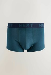 Teal boxerkalsonger med midjeband i marinblått som har varumärket "NEXT" tryckt i fetstil, slät textur och figurnära design.