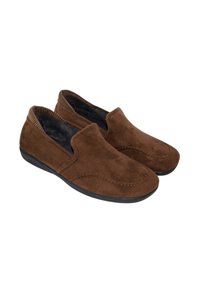 Zapatos marrones suaves de tipo slip-on con suelas negras, que cuentan con una punta redondeada y un cuello elástico acanalado para facilitar su uso.