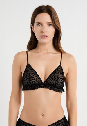 Bralette de encaje negro con forma triangular, que presenta un estampado de leopardo, dobladillo con volantes y tirantes finos ajustables. Textura suave con borde delicado.