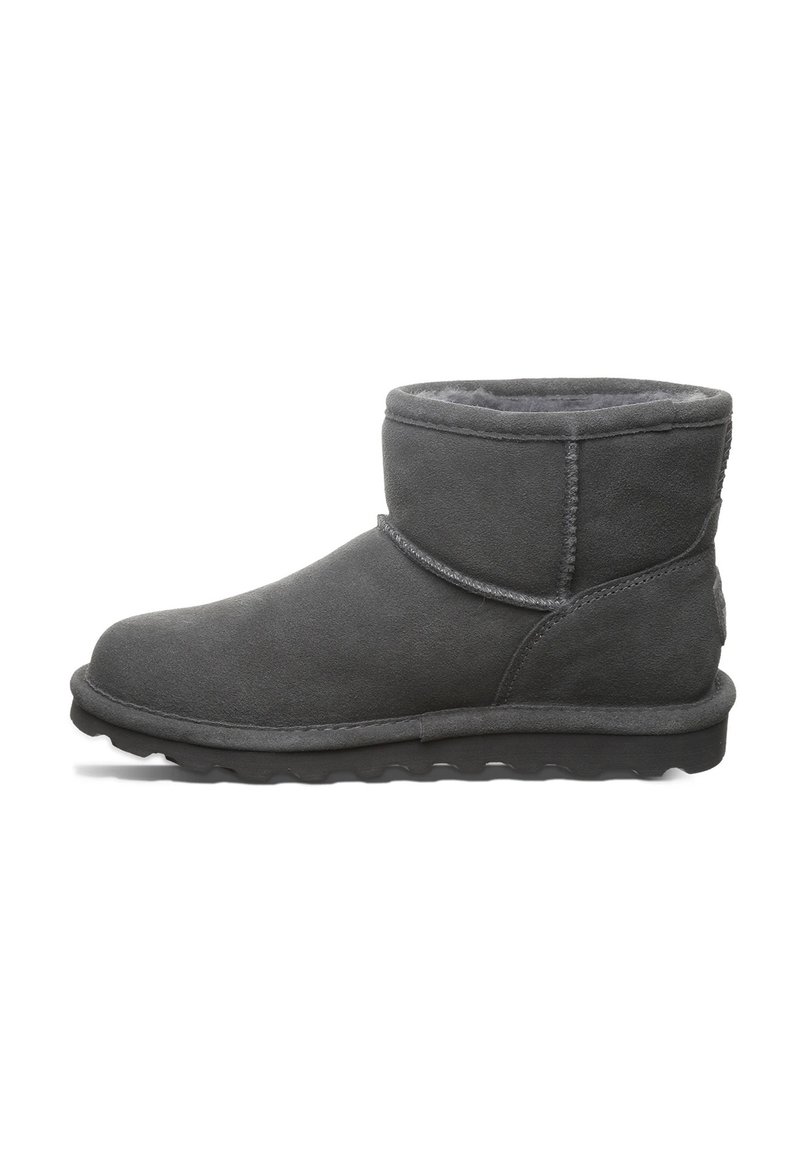 Graue Wildleder-Ankle Boots mit einem weichen Innenfutter, runder Zehenpartie und strukturierter Gummisohle. Mit einer gesteppten Naht und einem umgeschlagenen Kragen.