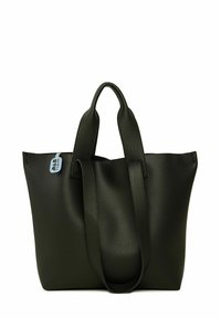 Zwarte geprofileerde leren handtas met twee handvatten en een lichtblauwe label eraan bevestigd. De tas heeft een open ontwerp zonder zichtbare sluitingen.