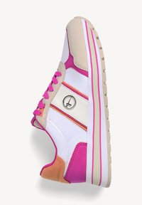 Sneaker multicolore con una parte superiore bianca e traspirante, accenti rosa e beige, lacci rosa e un logo circolare argentato sul lato.
