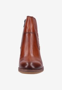 Bottine en cuir marron avec bout arrondi, coutures visibles, fermeture éclair sur le côté et semelle marron basse, vue de face.