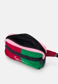 Karl Kani SIGNATURE BLOCK HIP BAG UNISEX - Ľadvinka - red