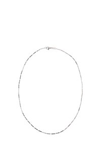 Srebrny naszyjnik z cienkim, wydłużonym łańcuchem o młotkowanej fakturze i bezpiecznym zapięciem typu lobster.