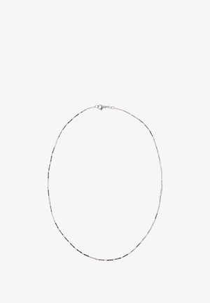 Ezüst nyaklánc, amely vékony, hosszúkás láncból áll, kalapált textúrával és biztonságos homárkapoccsal.