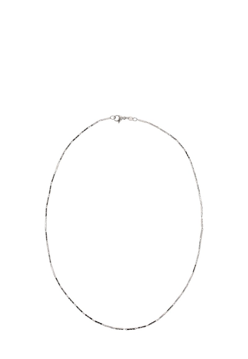 Srebrny naszyjnik z cienkim, wydłużonym łańcuchem o młotkowanej fakturze i bezpiecznym zapięciem typu lobster.