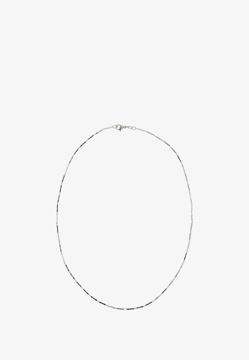 Srebrny naszyjnik z cienkim, wydłużonym łańcuchem o młotkowanej fakturze i bezpiecznym zapięciem typu lobster.