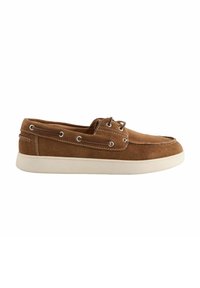 Chaussure bateau en daim marron avec semelle en caoutchouc blanche, détails de couture, lacets en cuir marron et œillets métalliques, vue de côté.