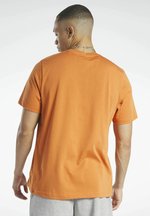 Reebok classic t shirt enfant orange Clearance