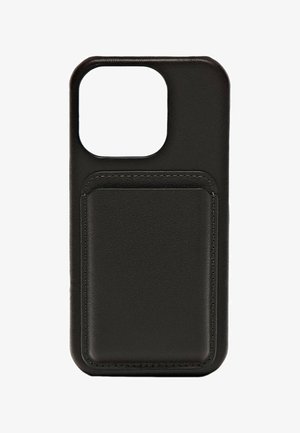 Custodia per telefono in pelle nera con un ampio ritaglio per la fotocamera e una tasca portacarte cucita sul retro.