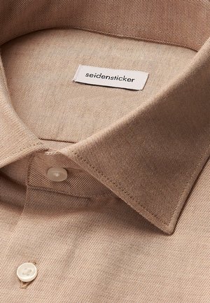 Tan bomulds skjorte med spredt krave, subtil diagonal stribe tekstur og en enkelt knap lukning. Etiketten siger "seidensticker."