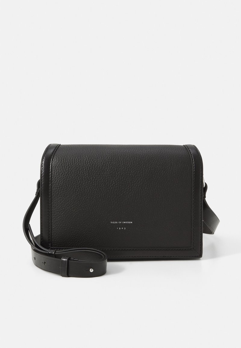 Borsa a tracolla nera in pelle con superficie testurizzata, forma strutturata e tracolla regolabile. Presenta un logo impresso sul davanti.