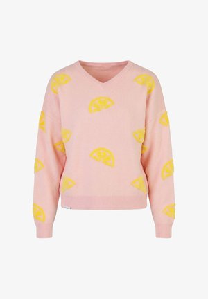 Lyserød langærmet V-hals trøje med et mønster af gule citronskiveskabeloner spredt ud over fronten og ærmerne.