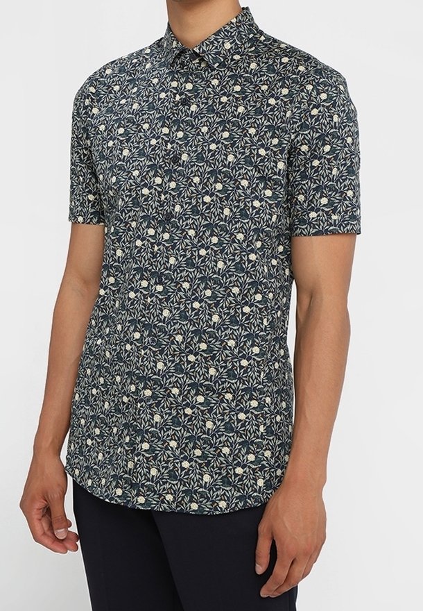 Katoenen shirt met korte mouwen, donkermariene achtergrond en een bloemmotief in crème en groen. Button-down kraag, normale pasvorm.
