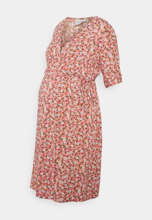 Vestido de maternidade em rosa com padrão floral, apresenta um design envolvente, decote em V, mangas curtas e um laço na cintura. Tecido leve.