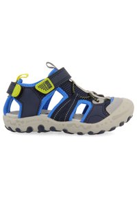 Sandalia azul marino con upper de malla, suela de goma, correa ajustable y acentos grises. Presenta un diseño abierto para transpirabilidad y agarre.