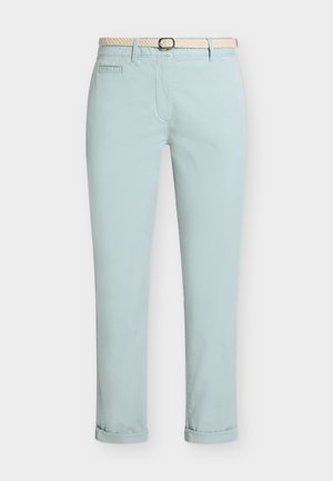 Φωτεινό γαλάζιο παντελόνι στενής γραμμής με μανσέτες και υφαντή off-white ζώνη σε απλό φόντο.