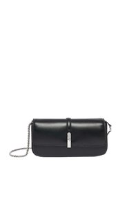 Borsa a mano in pelle nera con chiusura a patta, hardware argentato e tracolla rimovibile. Texture liscia, forma rettangolare.