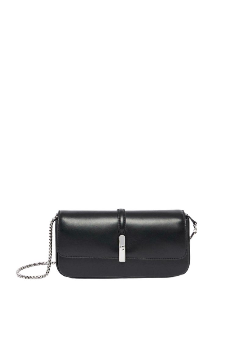 Borsa a mano in pelle nera con chiusura a patta, hardware argentato e tracolla rimovibile. Texture liscia, forma rettangolare.
