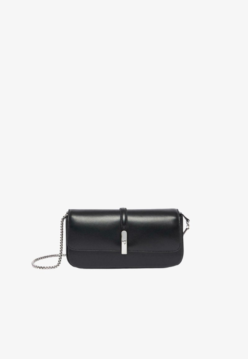 Borsa a mano in pelle nera con chiusura a patta, hardware argentato e tracolla rimovibile. Texture liscia, forma rettangolare.