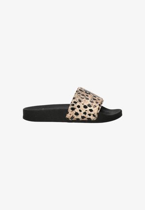 Instapsandaal met zwarte zool en beige bandje met onregelmatige zwarte vlekken en een vage tekstpatroon.