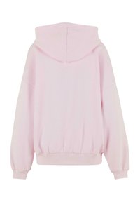 Růžová mikina s kapucí, měkká na dotek, oversize střihu, spadlé ramena a žebrovaný lem a manžety. Žádné viditelné vzory ani kovové doplňky.