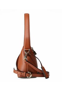 Bruine leren handtas met een gestructureerd oppervlak, een enkele schouderband en zilveren hardware accenten. Slank, gebogen ontwerp met een vlakke bodem.