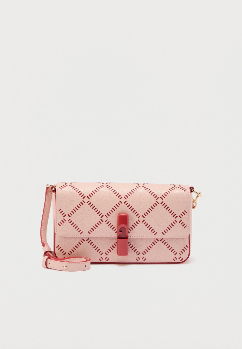 Ορθογώνια ροζ τσάντα χιαστί με κόκκινο γεωμετρικό μοτίβο γραμμών, κόκκινο κούμπωμα στο κέντρο και ρυθμιζόμενο λουρί σε απλό φόντο.