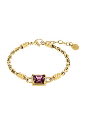 Armband aus goldfarbenem geflochtenem Kettenband mit rechteckigem lila Edelstein als Mittelpunkt und verstellbarem Verschluss mit kleinem, rundem Markenzeichen.