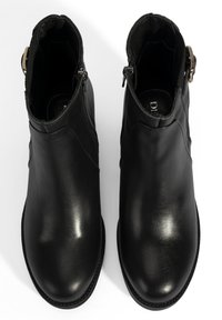 Schwarze Leder Stiefeletten mit runden Zehen, glatter Oberfläche, seitlichen Reißverschlüssen und einem dekorativen metallischen Akzent an der äußeren Seite.