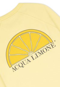 Gul sweatshirt med en stor citron grafik och texten "ACQUA LIMONE" i fet svart font. Mjuk tyg med en avslappnad passform.