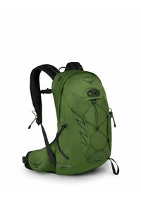 Sac à dos vert avec un tissu texturé et durable. Forme profilée, sangles réglables, cordon bungee à l'avant et accents réfléchissants.