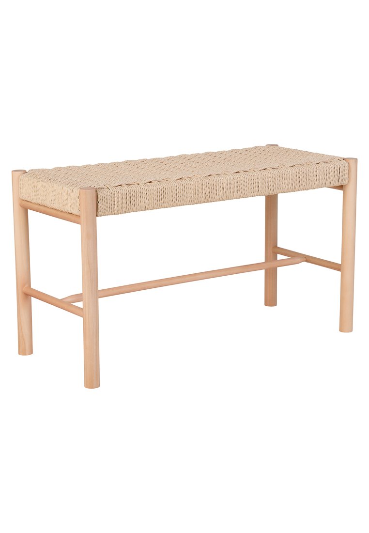 Holzbank mit einem aus Naturfasern geflochtenen Sitz, leichtem Holzgestell, geraden Beinen und horizontalen Stützleisten. Neutrale Farbe und glatte Textur.