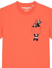 Korallefarbenes T-Shirt aus weicher Baumwolle, mit einem verspielten schwarzen Panda-Graphic auf einer Brusttasche, umgeben von Bambusstangen und Blättern.