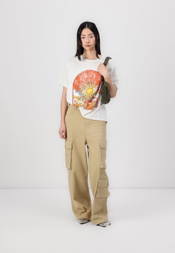 GIRLFRIEND TEE - Print T-shirt2