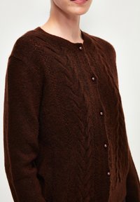 adL BUTTONED FRONT - Strickjacke - brown