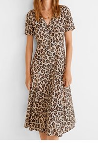 Robe à manches courtes longueur genou avec un motif léopard. Confectionnée dans un tissu léger avec un corsage ajusté et une jupe évasée.